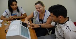 Técnicos do TRE orientam pessoa com deficiência a votar