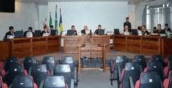 Juízes participam de sessão no plenário do TRE