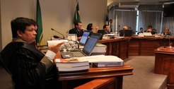 Foto lateral dos juízes que compõem o Pleno do TRE-RR