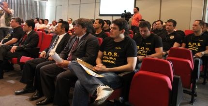 TRE-RR - Polícia Federal suspende greve e fica à disposição da Justiça Eleitoral Policiais federais sentados no Plenári do TRE
