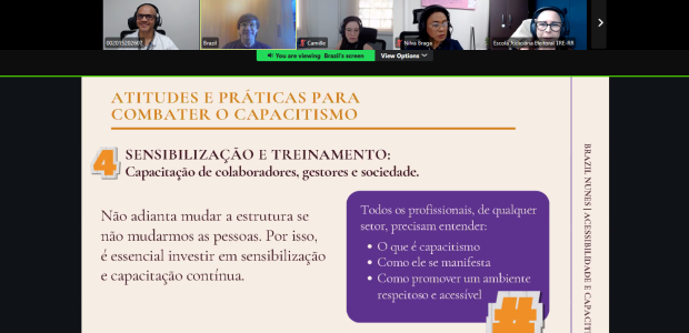 TRE-RR- Promove capacitação sobre atendimento inclusivo à pessoa com deficiência Imagem de uma reunião virtual com cinco pessoas em uma videoconferência. Na tela compartilhada, ...