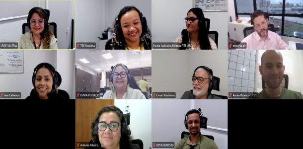 Imagem mostra uma reunião virtual com dez participantes sorridentes, todos usando fones de ouvid...